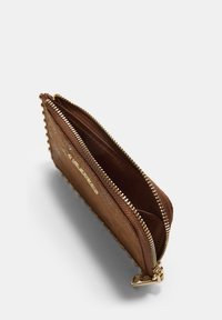 Braune Leder-Reißverschluss-Geldbörse mit strukturiertem Oberfläche, goldenen Beschlägen und einer Nietenkante, die Innenfächer und ein kompaktes Design zeigt.