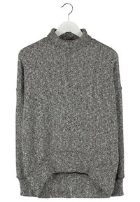 Grå stickad tröja med hög krage, långa ärmar och lös passform. Texturerad tyg med ett subtilt mönster och sidofickor vid nederkanten.