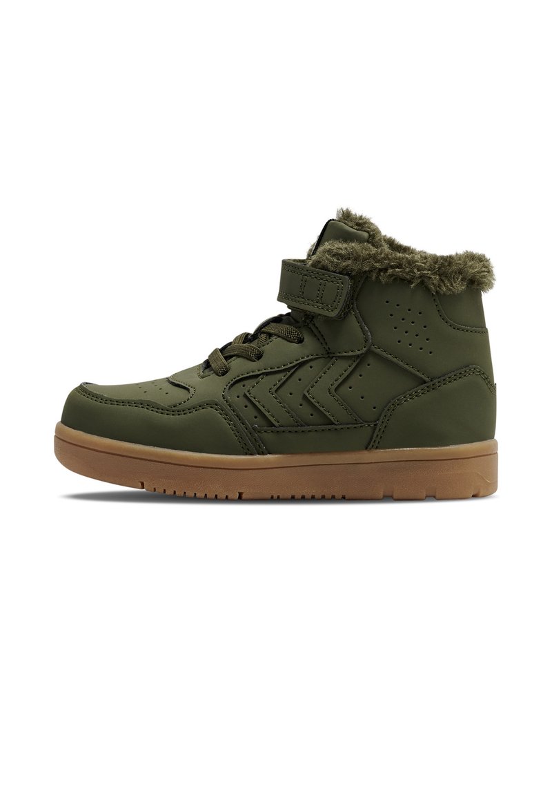 Zielone sneakersy za kostkę z kołnierzem z sztucznego futra, z przodu sznurowane, z paskiem na rzep i brązową gumową podeszwą. Posiadają perforowane detale i teksturowane panele.