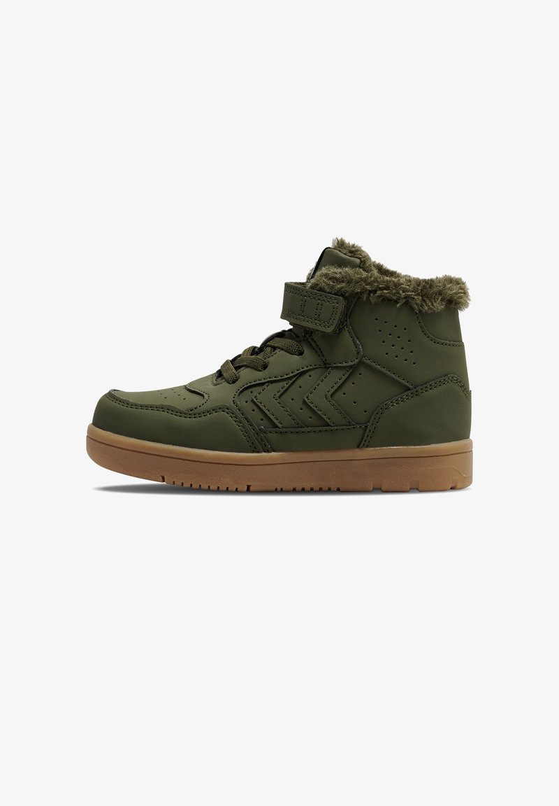 Zielone sneakersy za kostkę z kołnierzem z sztucznego futra, z przodu sznurowane, z paskiem na rzep i brązową gumową podeszwą. Posiadają perforowane detale i teksturowane panele.