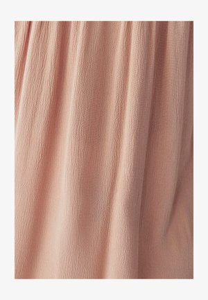 Persiku krāsas audums ar krokotu tekstūru; raksturo mīksta, plūstoša piegriezne; minimāla spīduma ar smalkiem raksta elementiem.