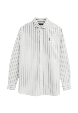 Camisa blanca de manga larga con botones y delgadas rayas verticales negras, con cuello y un pequeño logo de jugador de polo azul marino en el pecho izquierdo.