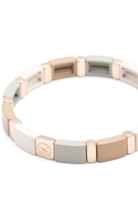 Pulsera mate y brillante que presenta cuentas rectangulares entrelazadas en tonos crema, beige, gris y acentos en oro rosa; textura lisa, diseño flexible.