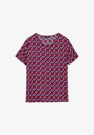 T-shirt a maniche corte in rosa, rosso e bianco con un motivo geometrico a catena. Collo rotondo, texture morbida, tessuto leggero.