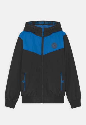 Schwarze und blaue Kapuzenjacke mit einem diagonalen blauen Einsatz, Reißverschluss, Seitentaschen, elastischen Bündchen und einem runden Logo auf der Brust.