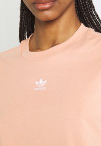 adidas Originals TEE - T-shirt con stampa - ambient blush