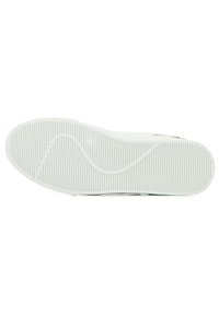 Suola di una sneaker realizzata in materiale gommoso bianco, caratterizzata da scanalature orizzontali e verticali e da un motivo a onda vicino al tallone.