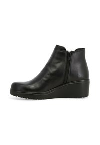 Stivaletto in pelle nera con cerniera laterale, tacco a zeppa, punta arrotondata e texture liscia, progettato per comfort e stabilità.