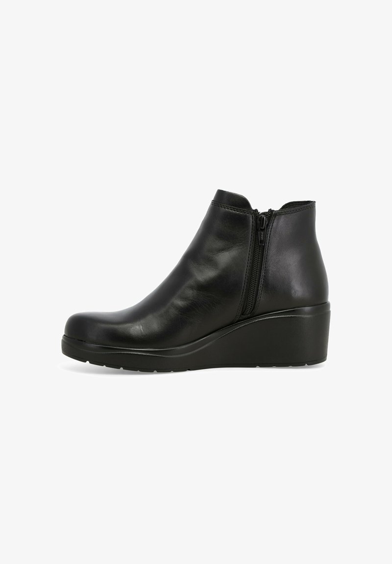 Stivaletto in pelle nera con cerniera laterale, tacco a zeppa, punta arrotondata e texture liscia, progettato per comfort e stabilità.