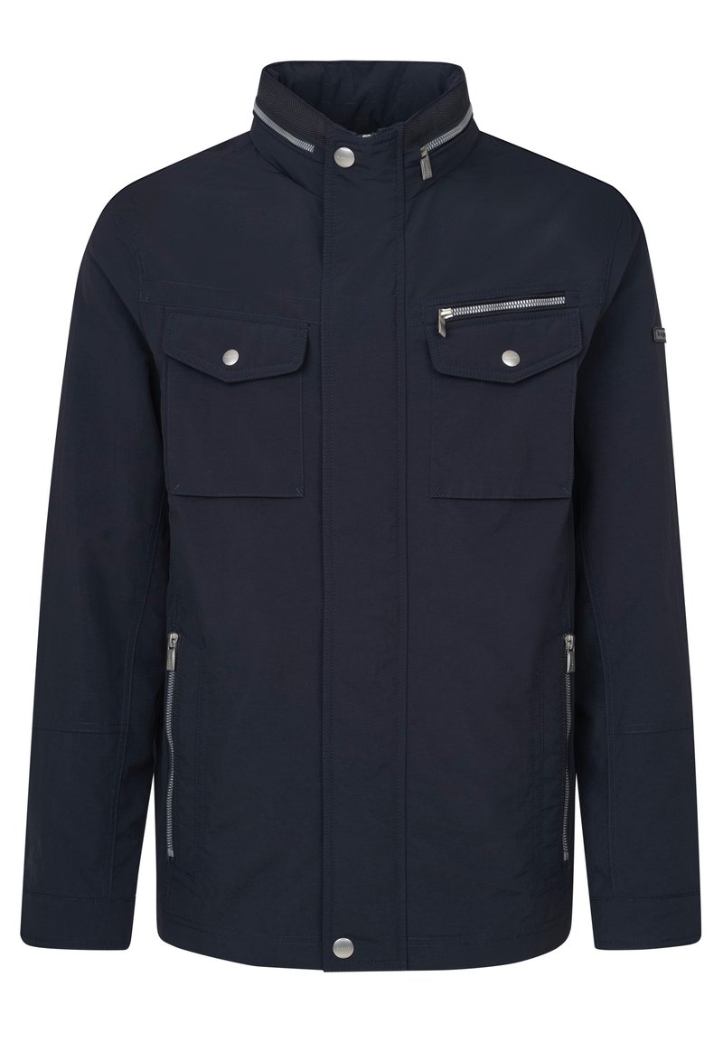 Marineblaue Jacke mit hohem Kragen, zwei Brusttaschen, einer seitlichen Reißverschlusstasche und silbernen Beschlägen, aus einem glatten Stoff gefertigt.