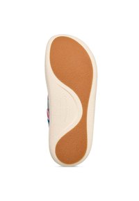 Semelle d'une chaussure avec un dessous en caoutchouc brun texturé et une semelle intermédiaire de couleur crème, ornée d'un design en vagues et d'une finition lisse.