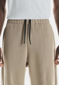 On CLUB  - Pantalones deportivos - desert