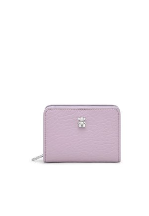 Cartera de piel texturizada color lavanda, con cremallera perimetral y un emblema plateado con forma de oso, sobre fondo blanco.