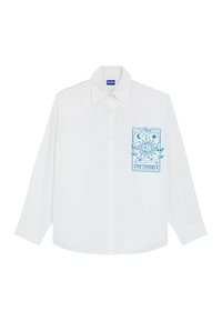 Witte lange mouwen shirt met een blauw grafisch ontwerp op de linkerborst dat hemelse afbeeldingen weergeeft, met een klassieke kraag en knopen aan de voorkant.