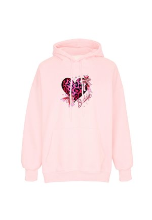 Sweat à capuche rose clair avec un cœur imprimé léopard et des nœuds roses ainsi que le mot "Baddie" au centre à l'avant.