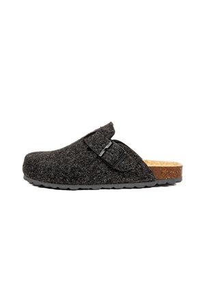 Sabot gris en feutre avec boucle noire ajustable, semelle en liège, semelle en caoutchouc texturé et design ouvert à l'arrière.