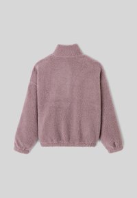 Veste en polaire rose clair, douce et pelucheuse, avec un col montant, des poignets élastiques et un ourlet élastique, présentant une surface texturée et douce.