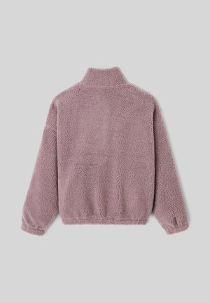 Veste en polaire rose clair, douce et pelucheuse, avec un col montant, des poignets élastiques et un ourlet élastique, présentant une surface texturée et douce.