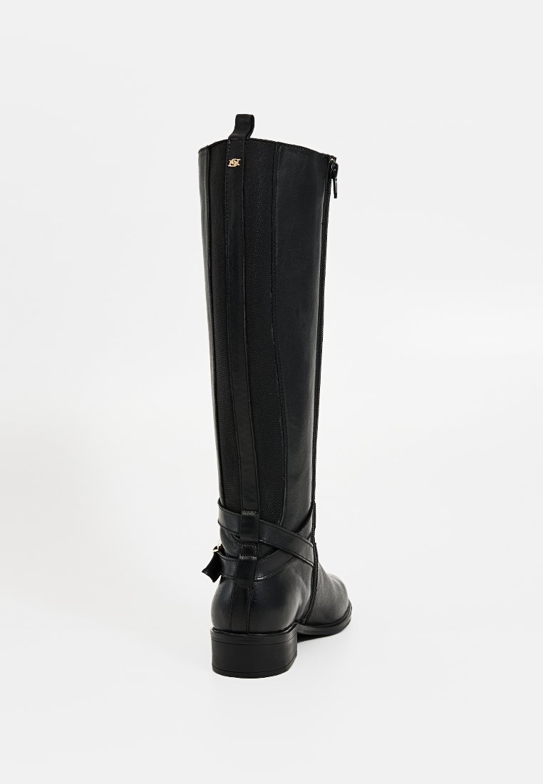Schwarze Lederkniehohe Stiefel mit Blockabsatz, seitlichem Reißverschluss, elastischem Einsatz und Riemendetail am Knöchel, von hinten gezeigt.