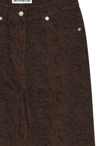 Jeans marroni con un motivo a stampa leopardo nera, dotati di chiusura con bottone e cerniera, cinque tasche e un'etichetta in vita.