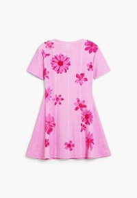 Rosa Kurzarmkleid mit floralem Muster in dunklerem Pink. A-Linien-Form mit waagerechten Nahtlinien und rundem Ausschnitt.