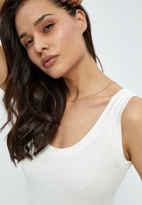 Pctiffany Ls V Neck Top Cloud Dancer