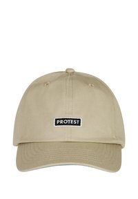 Khaki pet met een gebogen klep, gemaakt van duurzame stof. Voorzien van een zwart rechthoekig "PROTEST" label aan de voorkant en ventilatiegaten.