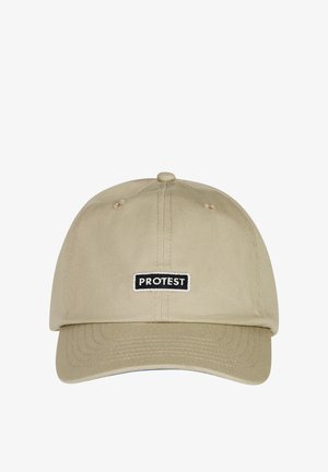 Gorra color caqui con visera curvada, hecha de un tejido duradero. Presenta una etiqueta rectangular negra "PROTEST" en la parte frontal y agujeros de ventilación.