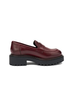 Mocasines de cuero burdeos con punta redonda, detalles de costura y una suela gruesa de goma negra para mayor tracción y durabilidad.