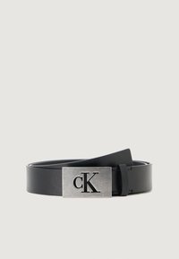 Curea din piele de culoare neagră, cu o textură neted�ă, având o cataramă metalică rectangulară cu inscripția "cK" în litere închise.