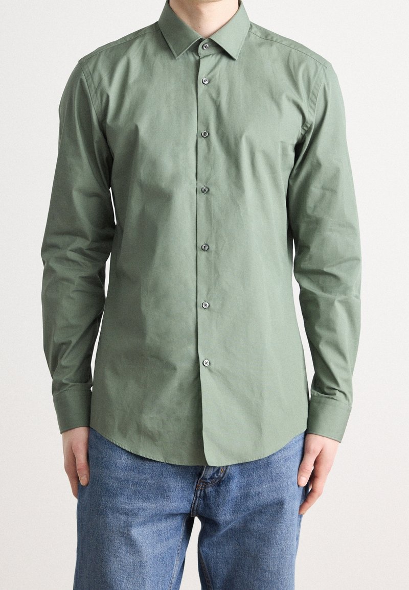 Lichtgroen langemouwen shirt van katoenstof, met een traditionele kraag, knopen aan de voorkant en een klassieke pasvorm met een subtiele glans.