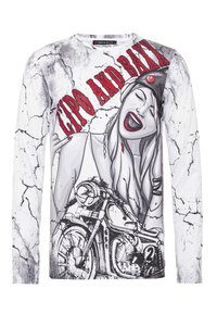 Langärmliges weißes T-Shirt mit einem grafischen Design einer Frau und einem Motorrad, mit schwarzen und roten Akzenten, vor einem Hintergrund mit rissiger Textur.