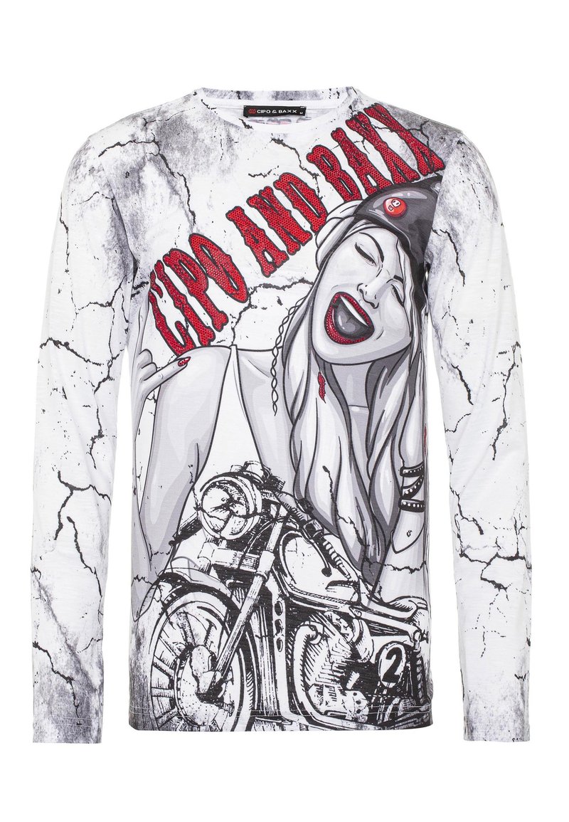 Langärmliges weißes T-Shirt mit einem grafischen Design einer Frau und einem Motorrad, mit schwarzen und roten Akzenten, vor einem Hintergrund mit rissiger Textur.