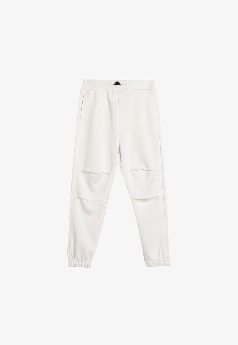 Białe dresy wykonane z miękkiego materiału, z elastycznym paskiem w talii, dwoma bocznymi kieszeniami i ściągaczami przy kostkach. Widoczne teksturowane akcenty na kolanach.