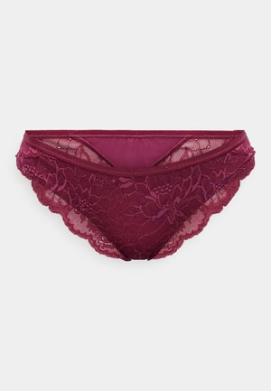 Burgundy spetsunderkläder med blommönster, vågiga kanter och en mjuk, solid midjeband; lätt och semi-genomskinlig textur.