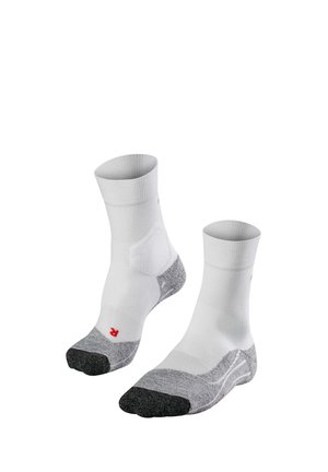Calzini sportivi bianchi con bordo a costine grigio e punta rinforzata grigio scuro. Presentano un tessuto testurizzato e un piccolo logo rosso sulla caviglia.