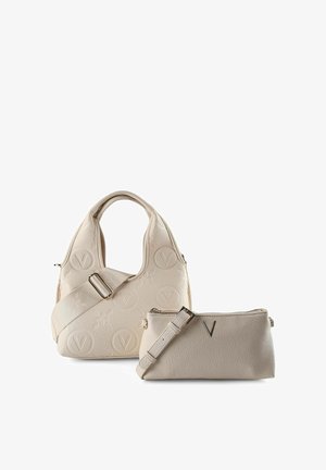 Borsa a mano in pelle beige chiaro con motivo floreale in rilievo, forma curva e tracolla regolabile. Include una pochette più piccola abbinata con cerniera.
