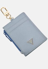 Portafoglio di colore azzurro chiaro realizzato in materiale texturizzato, con un triangolo logo dorato e una tasca con zip. Presenta una clip dorata per il fissaggio.
