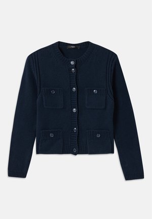 Marineblauwe gebreide cardigan met een ronde halslijn, knoopsluiting, geribbelde accenten en twee voorzakken met kleppen.