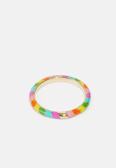 Színes mintázatú bangle karkötő, amely rózsaszín, zöld, kék, narancssárga és sárga szegmensekből áll, arany fémes díszítéssel a szélén.