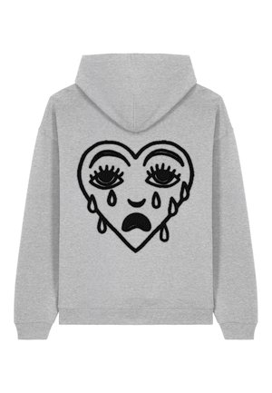 Sweatshirt gris avec un grand design de cœur noir brodé, ayant des yeux tombants et des larmes, mettant en valeur une texture de tissu douce.