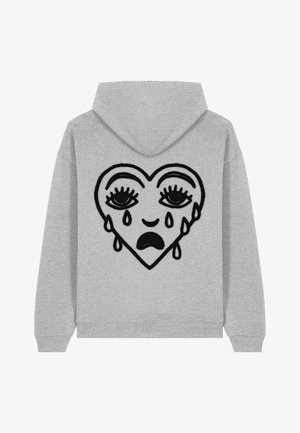 Šedá mikina s velkým černým vyšívaným srdcem, které má sklopené oči a slzy, s jemnou texturou látky.