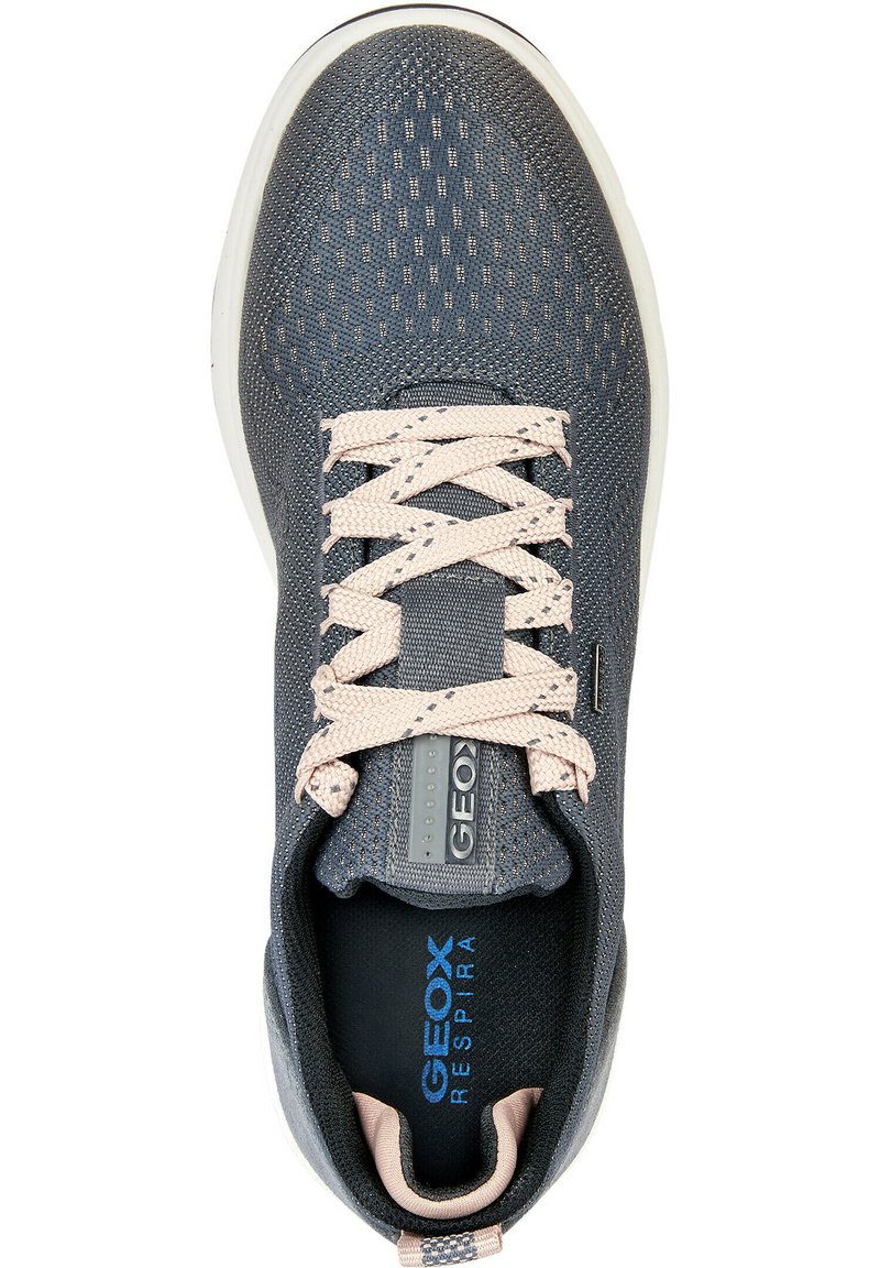 Scarpa sportiva grigia scura con tomaia in mesh traspirante, lacci rosa e una suola bianca spessa. Presenta il marchio “GEOX RESPIRA” sulla linguetta.