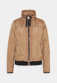 Braune gepolsterte Jacke mit hohem Kragen, schwarzem Reißverschluss, Seitentaschen und geripptem Saum. Glatte Textur und minimalistisches Design.