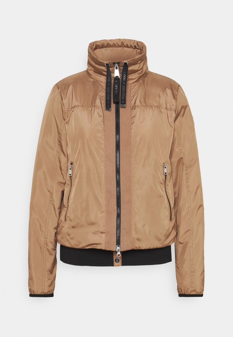 Braune gepolsterte Jacke mit hohem Kragen, schwarzem Reißverschluss, Seitentaschen und geripptem Saum. Glatte Textur und minimalistisches Design.