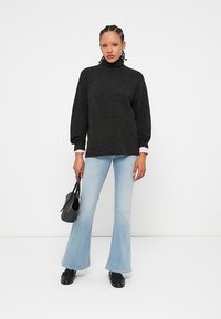 Vero Moda VMDOFFY ROLL NECK PULLOVER - Džemperis - chocolate torte/black melange