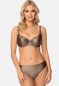 Bra in satin marrone con stecche, coppe imbottite e una leggera texture plissettata. Slip bikini marroni abbinati con finitura liscia e taglio a vita media.