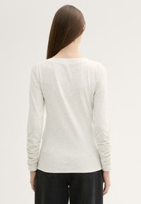 TOM TAILOR DENIM U-BOOT AUSSCHNITT - Tops ar garām piedurknēm - marble beige melange