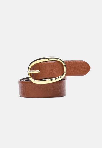 Ceinture en cuir marron avec une boucle métallique dorée arrondie, roulée à la base, sur un fond clair uni.