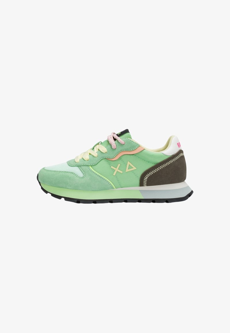 Zapatilla deportiva en tonos verdes y menta con cordones rosa y crema, detalles laterales en color beige, parche marrón en el talón y suela de goma negra.